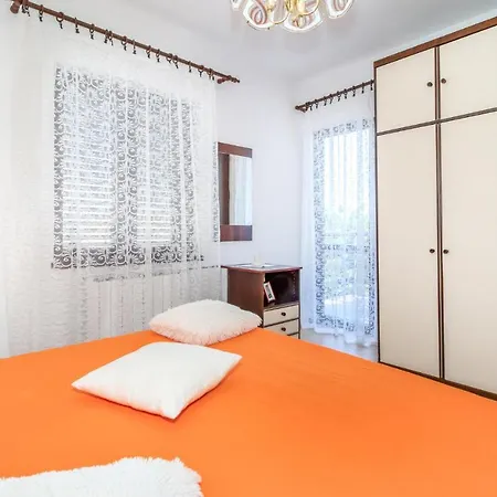 Apartman Lovely In With Kitchen
