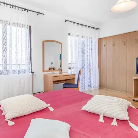Lovely In With Kitchen Apartman