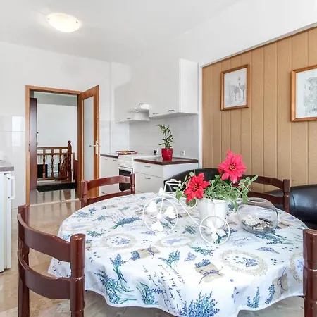 Lovely In With Kitchen Apartamento Novi Vinodolski