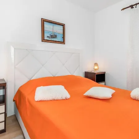 2 Bedroom Cozy In Apartament