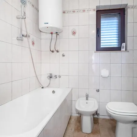 2 Bedroom Cozy In